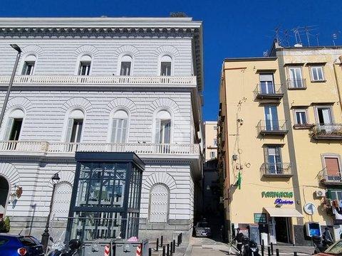 Monolocale in vico Antonio Serra, 19, Chiaia-Mergellina, Napoli