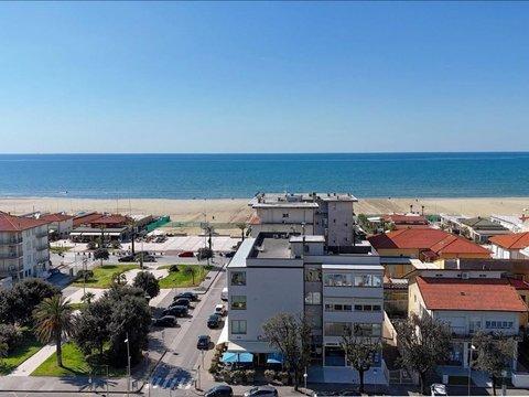 Trilocale in Viale Cristoforo Colombo, 163, Lido di Camaiore, Camaiore