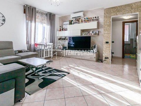 Bilocale in Via IV Novembre, 58, Cormano