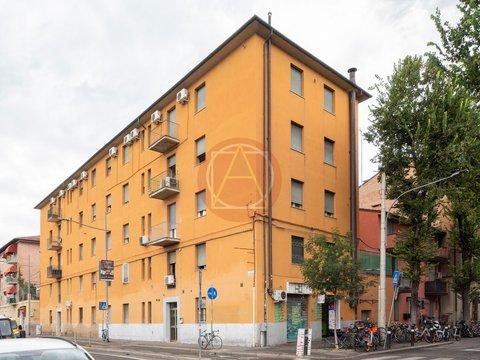 Trilocale in Via de' Carracci, 17, Navile - Bolognina, Bologna