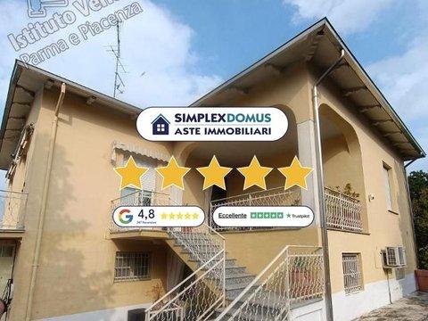 Appartamento in Strada Cozzano, Langhirano
