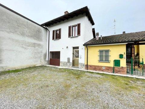 Villetta bifamiliare in Via Lombardia, 68, Torremenapace - Cascine del Conte - Oriolo, Voghera
