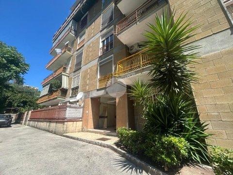 Trilocale in Vico Sant' Eframo Vecchio, 35, San Carlo all'Arena-Ponti Rossi, Napoli