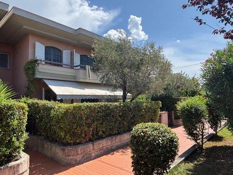 Trilocale in Via Vittorio Veneto, 171, Marina di Massa Centro, Massa
