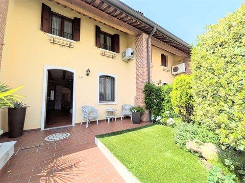 Villetta a schiera in Via Capitello di Sotto, 15, Marano Vicentino