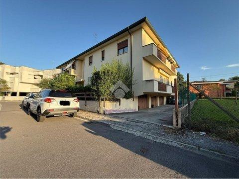 Trilocale in Via Gaspare Locatelli, 20, Commenda-San Bortolo, Rovigo