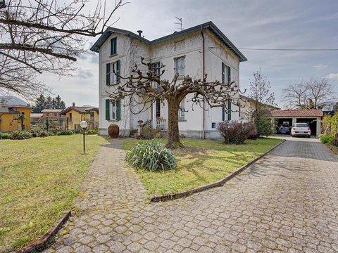 Casa indipendente in Via Giuseppe Garibaldi, 19, Marchirolo