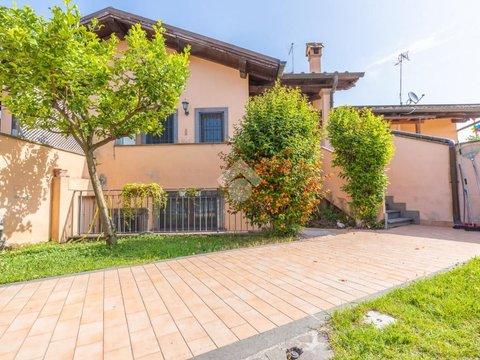 Villetta a schiera in Via Anterivo, 26, Infernetto, Roma