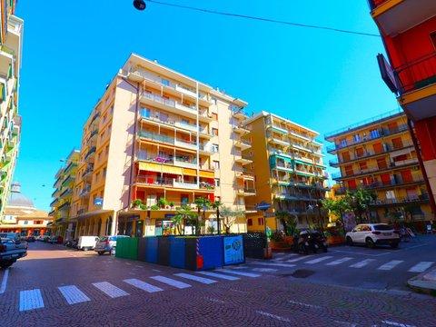 Trilocale in Corso Europa, 7, Centro - Olivette, Loano