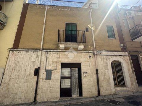 Casa indipendente in Vico Cesare Battisti, 14, Canosa di Puglia