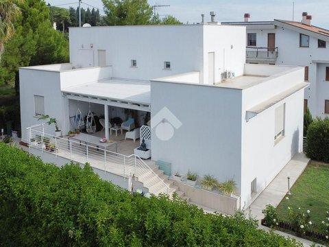 Villa in Via le Quote, 1, Roseto degli Abruzzi