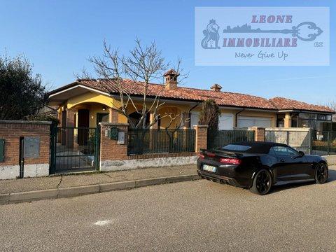 Villa in Via Armida Barelli, 9, Roncaro