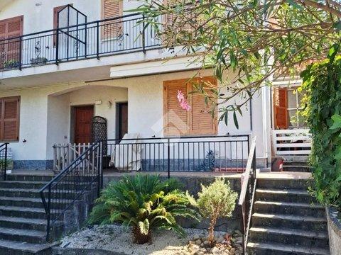 Villetta a schiera in Via IV Novembre, 59, Diano Arentino
