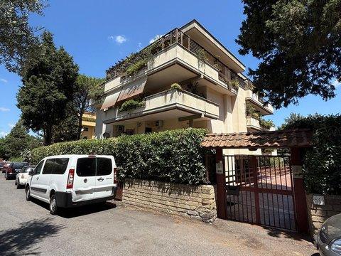 Trilocale in Via delle Benedettine, Monte Mario, Roma