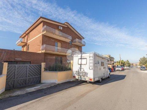 Trilocale in Via Frontone, 1, Corcolle - San Vittorino, Roma