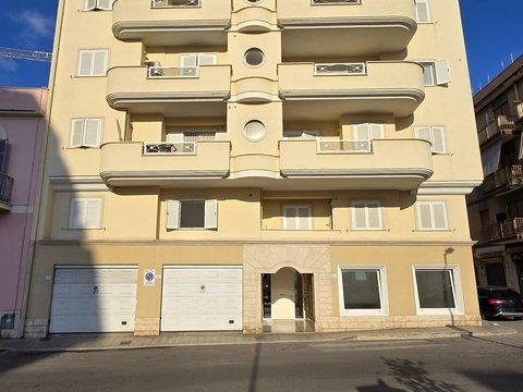 Trilocale in Piazza Cavalieri Vittorio Veneto, 14, Centro, Nettuno