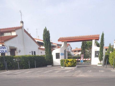 Villetta a schiera in Lungomare Tor San Lorenzo, 224, Lido Coralli, Ardea