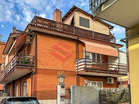 Trilocale in Via Francesco Vitalini, La Rustica, Roma