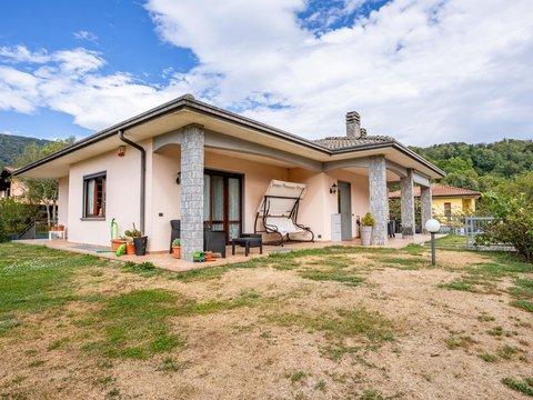 Casa indipendente in Via A. Manzoni, 309, Grantola