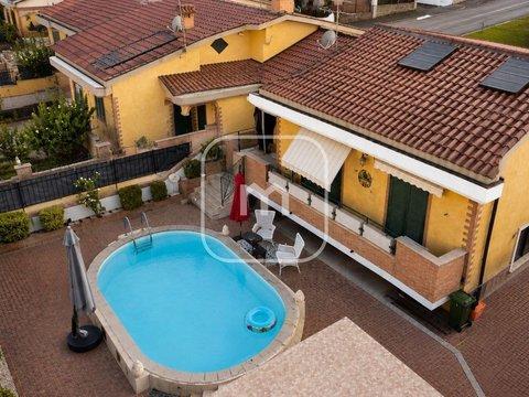 Villetta bifamiliare in Via Sannicandro di Bari, 29, Colle Prenestino - Prato Fiorito - Colle del Sole, Roma