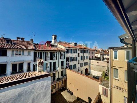 Trilocale in Tresanda San Nicola, Centro Storico, Brescia