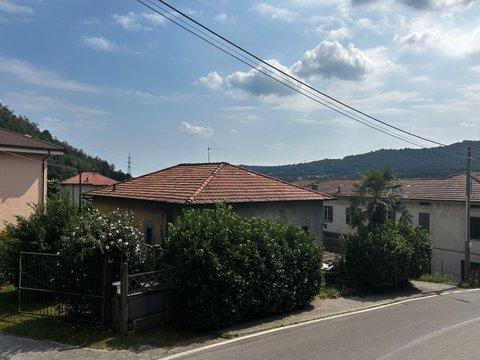 Casa indipendente in Via Europa, 8, Castello di Brianza