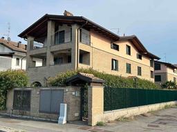 Trilocale in Via Val Seriana, 39, Centro, Lainate