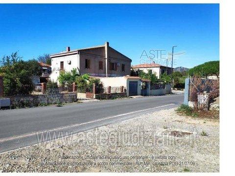 Appartamento in Via Santa Barbara, 5, Cortoghiana - Sirai - Barbusi, Carbonia