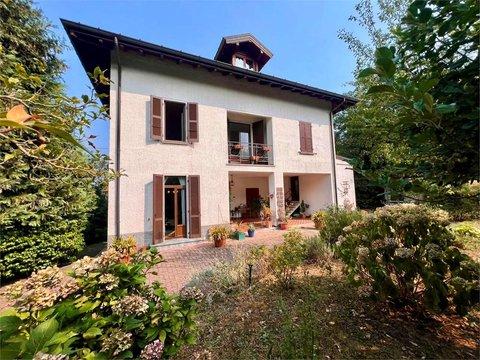 Casa indipendente in Via C. Cavour, 34, Leggiuno