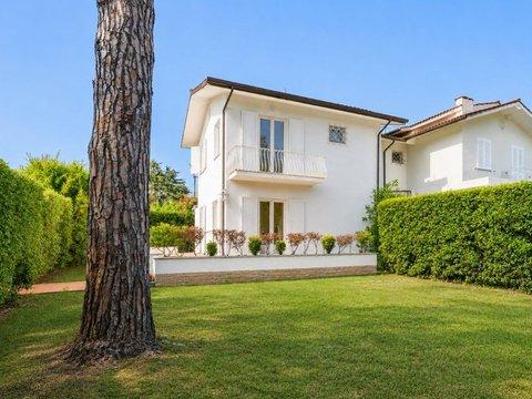 Villa in Via Francesco Carrara, Vittoria Apuana, Forte dei Marmi