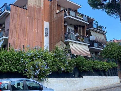 Trilocale in Via Gravina di Puglia, 31, Torre Gaia - Villa Verde, Roma