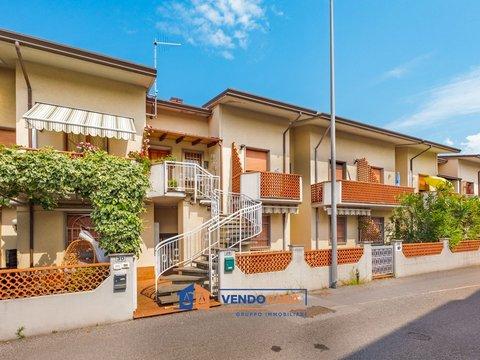 Appartamento su due piani in Via Montegrappa, 28, Marina di Massa Centro, Massa