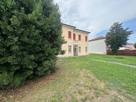 Casa indipendente in Via L. C. Farini, Bondeno