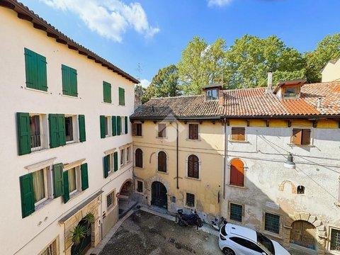 Trilocale in Vicoletto San Faustino, 4, Veronetta, Verona