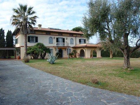 Villa a Poveromo, Massa
