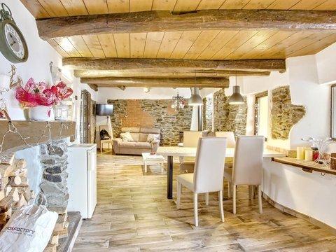 Casa indipendente in Piazza Castello, 3, Maccagno con Pino e Veddasca