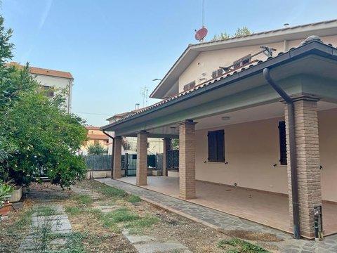 Villetta bifamiliare in Via Statonia, 12 /b, Tiro a Segno-San Giuseppe, Grosseto