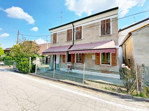 Casa indipendente in Via Cortili Mariani, Tresignana