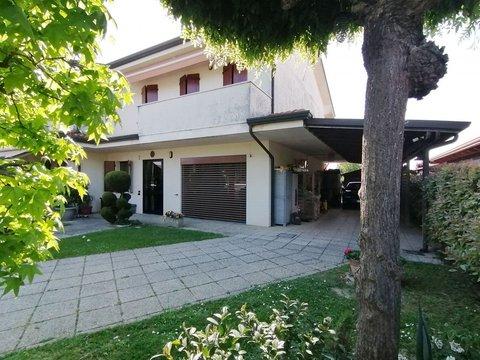Villetta bifamiliare in Via Trento, 27, Lendinara