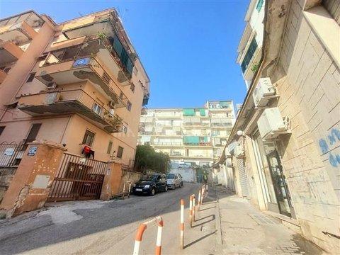 Trilocale in Via Consalvo, Fuorigrotta, Napoli