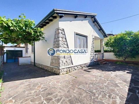 Villa in Via Gaetano Donizetti, Lido di Camaiore, Camaiore