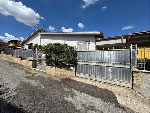 Villa in Via Badia Pavese, Casal Morena, Roma