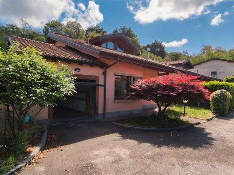 Villa in Via F. Brugnoni, 30 b, Besozzo