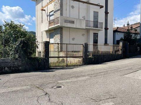 Casa indipendente in Via Cimitero Vecchio, 4, Schio