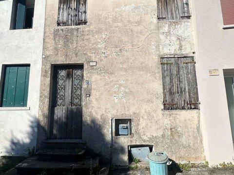 Villetta a schiera in Piazza de Fabris, 28, Nove