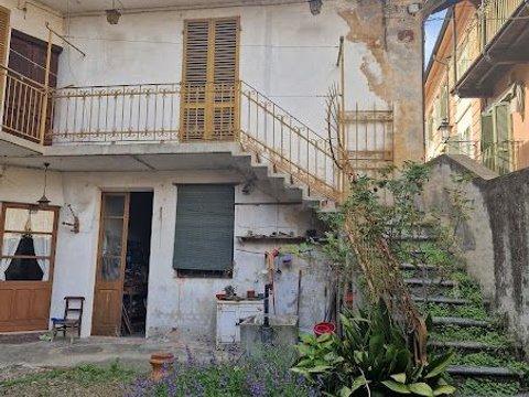 Casa indipendente in Piazza Sette Martiri, 17, Candia Canavese