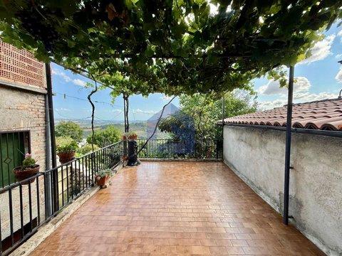 Casa indipendente in Via Roma, 18, Perano
