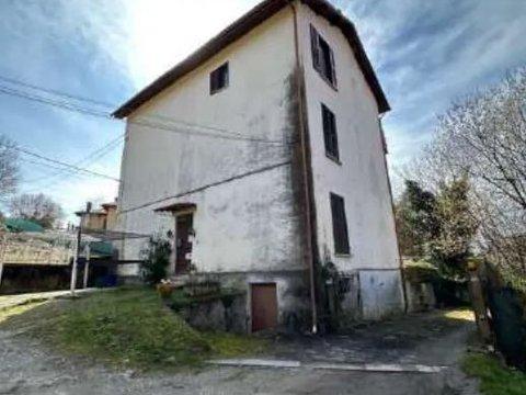 Trilocale in Via Dumenza, 38, Luino