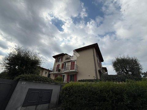Trilocale in Via Falcone, 18, Rovato