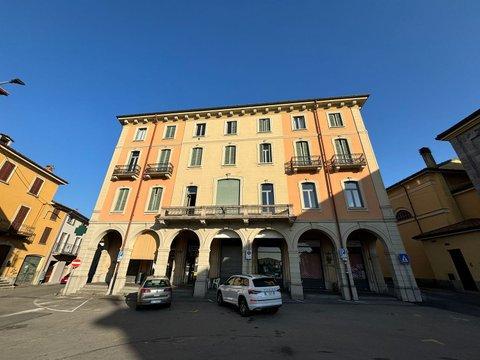 Trilocale in Piazza Cuzzi, 2, Besana in Brianza